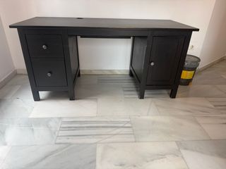 Escritorio madera oscuro con cajones y puerta