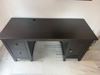 Escritorio madera oscuro con cajones y puerta