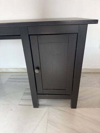 Escritorio madera oscuro con cajones y puerta