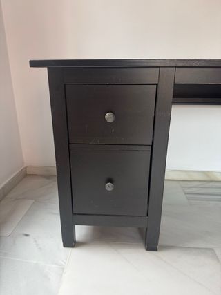 Escritorio madera oscuro con cajones y puerta