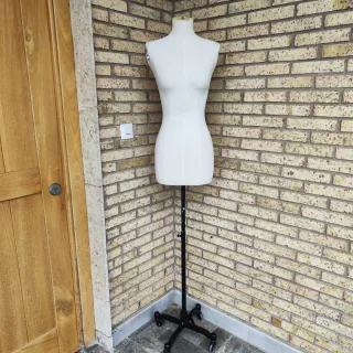 Maniquí de mujer sin brazos