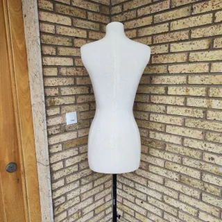 Maniquí de mujer sin brazos