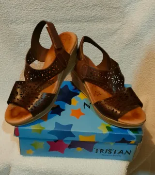 Sandalias cuña Tristan marrones