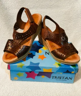 Sandalias cuña Tristan marrones