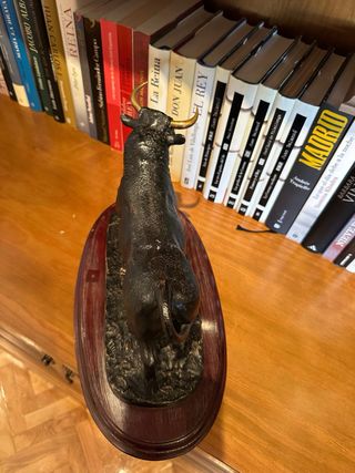 Escultura de bronce de toro