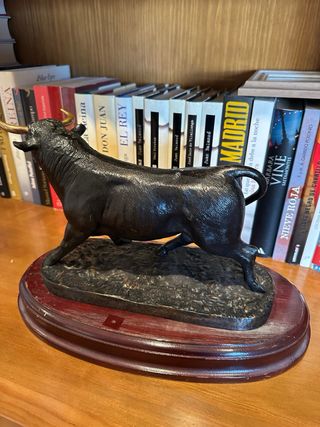 Escultura de bronce de toro
