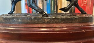 Escultura de bronce de toro