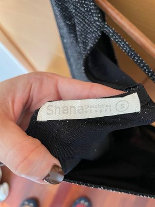 Mono corto brillante negro y plateado