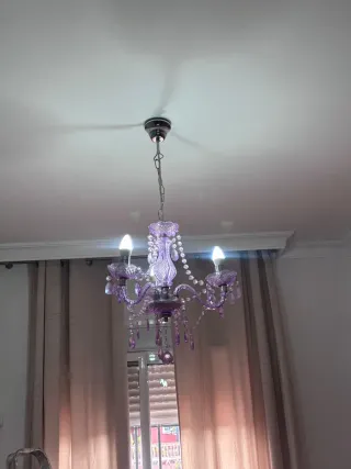 Lámpara de araña morada de cristal