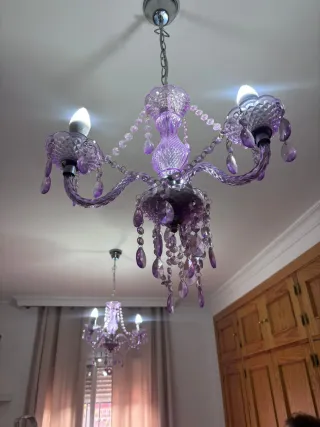 Lámpara de araña morada de cristal