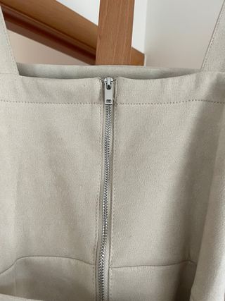 Vestido peto de terciopelo beige Bershka