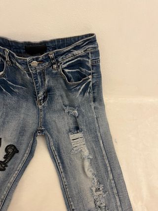 Jeans blu strappati con patch