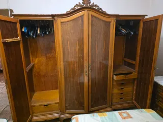 Armario clásico de madera antiguo