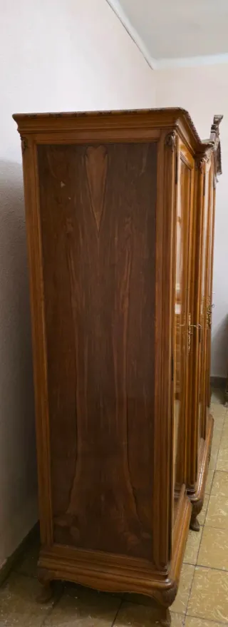 Armario clásico de madera antiguo