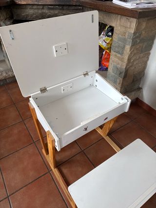 Mesa infantil con banco