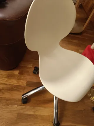 Silla de escritorio blanca con base metálica