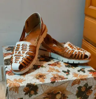 Sandalias tejidas blancas y marrón