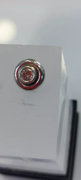 Pendiente Oro Blanco con diamante De 0.15Ct