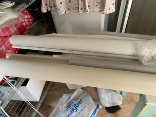 Tenda a rullo beige e bianco