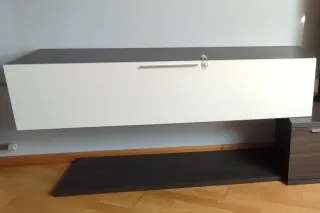 Mueble modular salón gris y blanco.