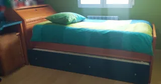 Habitación juvenil madera, color miel y azul