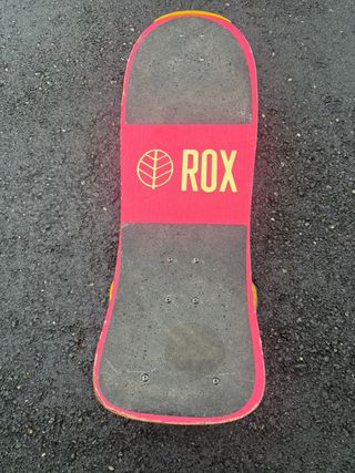 Monopatín rosa con ruedas amarillas