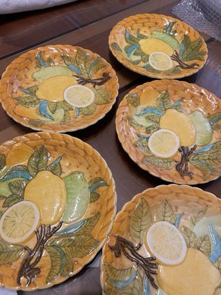 Antichi piatti da dessert con limoni e foglie, in rilievo