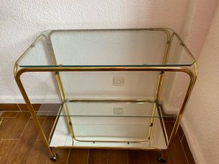 Mesa auxiliar tv cristal y latón con ruedas