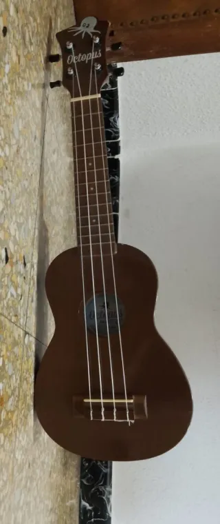 Ukelele Octopus marrón