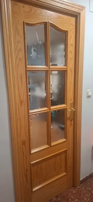 Puerta de pino con cristales decorados