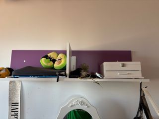 Cama blanca sin colchon con estantería a juego