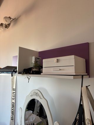 Cama blanca sin colchon con estantería a juego