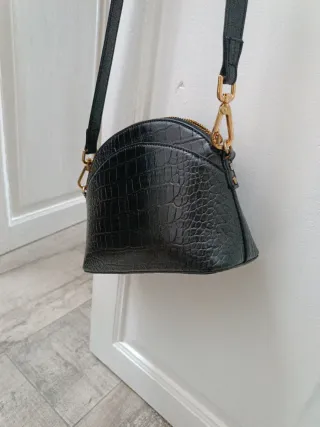 Bolso negro efecto piel cocodrilo