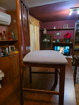 Mesa de comedor y 4 sillas de madera