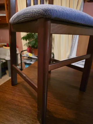 Mesa de comedor y 4 sillas de madera