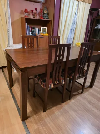 Mesa de comedor y 4 sillas de madera