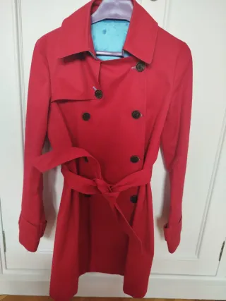 Gabardina roja con cinturón