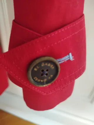 Gabardina roja con cinturón