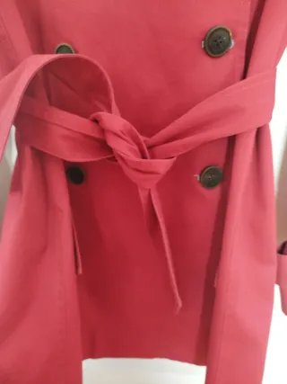 Gabardina roja con cinturón