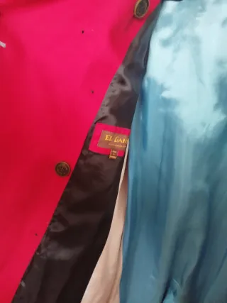 Gabardina roja con cinturón