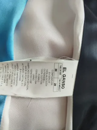 Gabardina roja con cinturón