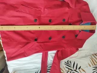 Gabardina roja con cinturón