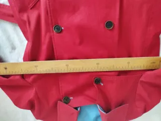 Gabardina roja con cinturón