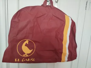 Gabardina roja con cinturón