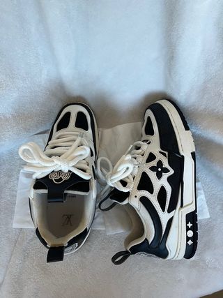 Scarpe bianche e nere