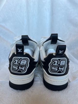 Scarpe bianche e nere