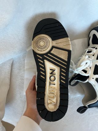 Scarpe bianche e nere