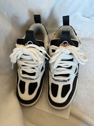 Scarpe bianche e nere