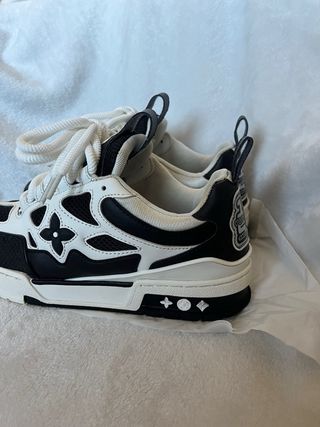 Scarpe bianche e nere