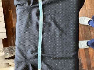 Blusa nera con motivo in rilievo